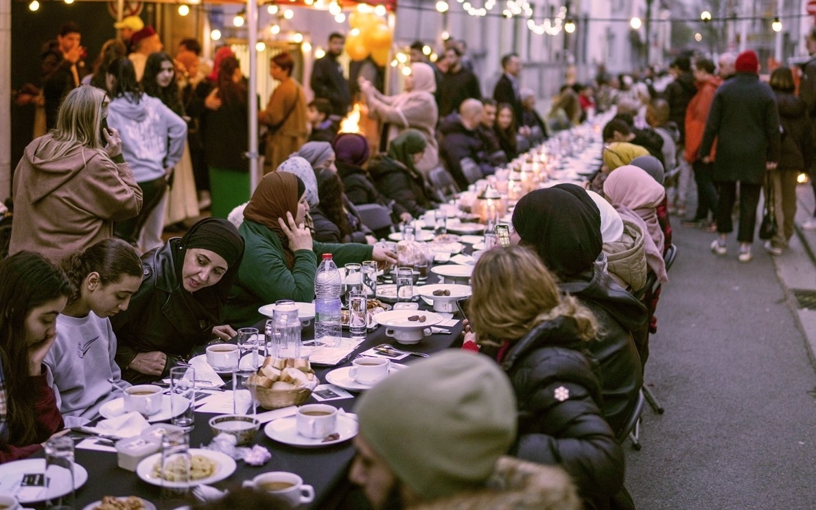 Bỉ phá kỷ lục với bữa tối cộng đồng trên chiếc bàn ăn dài 2km
